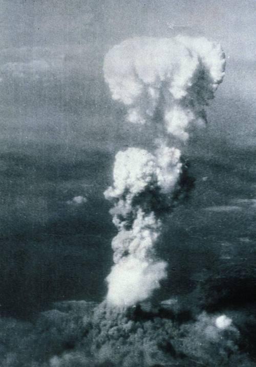 非常规的代价，使常人无法承受。1945年8月6日和8月9日，随着两颗原...