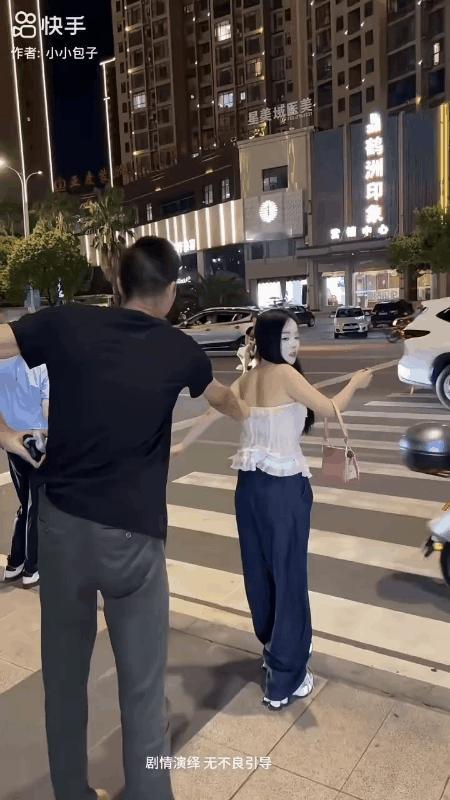 是男子多管闲事，还是女子恩将仇报？
一位身着白色吊带的小姐姐突然要横穿马路，此时