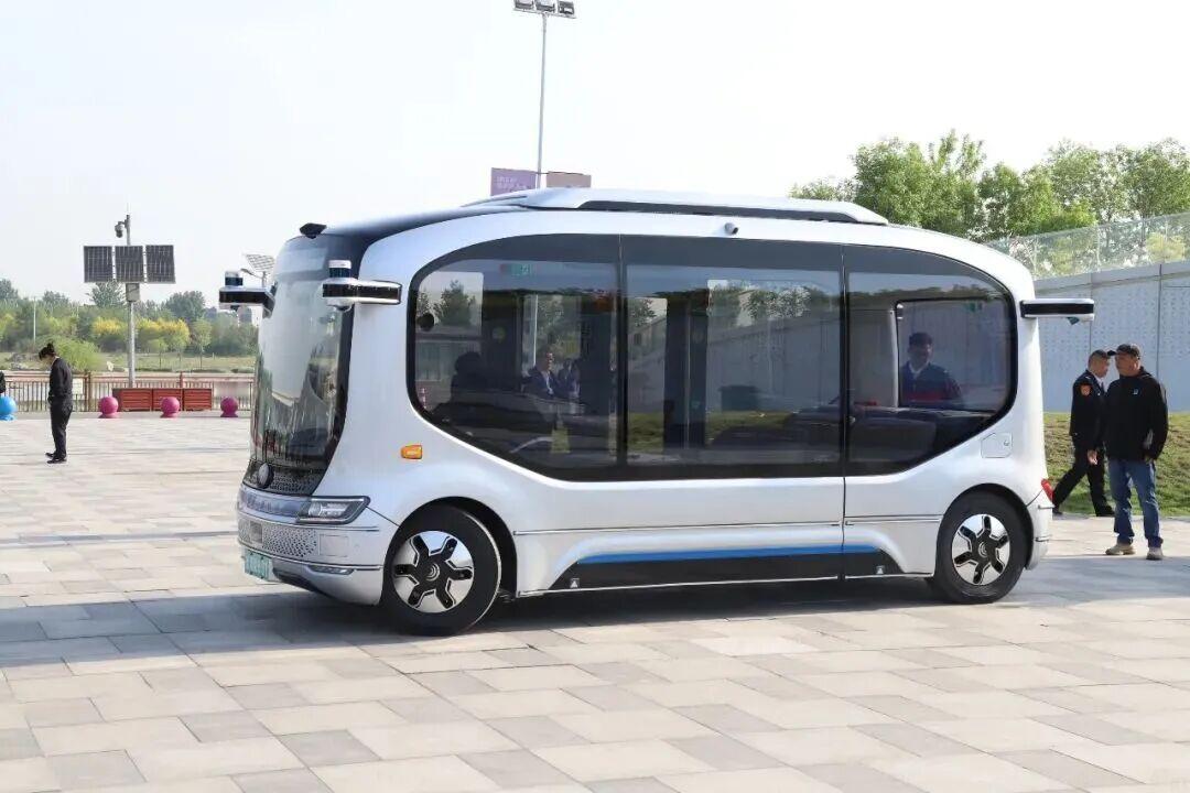 【石家庄首条L4级自动驾驶观光线正式开通】为提升城市公共交通服务品质，石家庄市公