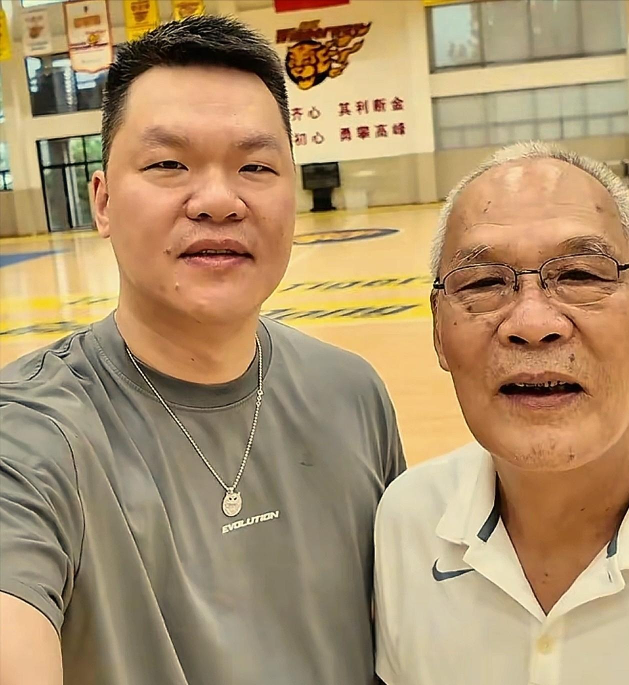 朱芳雨谈：卸任广东宏远总经理职位！

终于不上班了，一个球队总经理下班后的快乐。