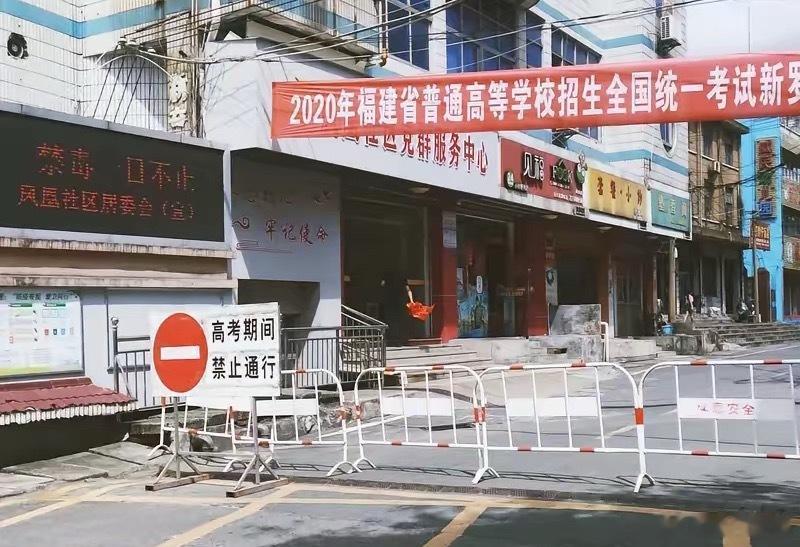 高考加油感觉今年高考氛围真有点淡淡的，除了一些媒体例行常规报道便民高考服务外，几