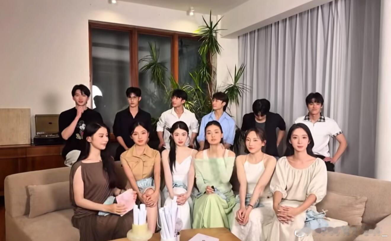 如益你们别吓我[苦涩][苦涩][苦涩]方医生的情绪看起来不太好，蓝蓝也不怎么回头