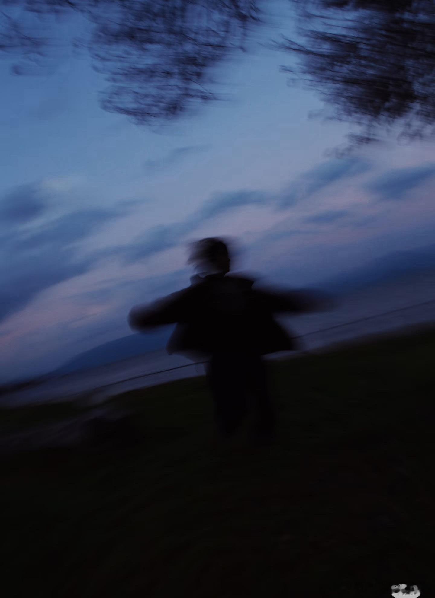 人就是这样，会活在某个时限内，那里的世界也许是几年之后连自己都无法理解的，但这又