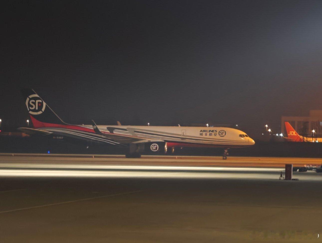 请教一下万能的粉丝，这架顺丰是什么机型？ 