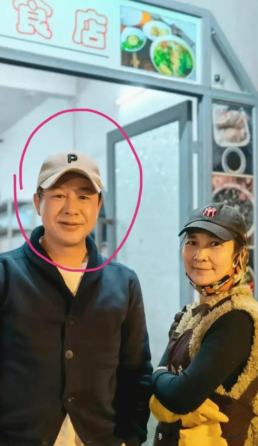 粉丝说要随便找人结婚了，张颂文情商好高！
张颂文被女粉留言：老师，我今年可能要随