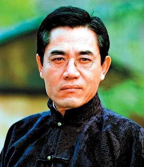 他根本不是在“演戏”，他是在用命“附体”！
我亲眼见过，那不是表演，那是活生生把