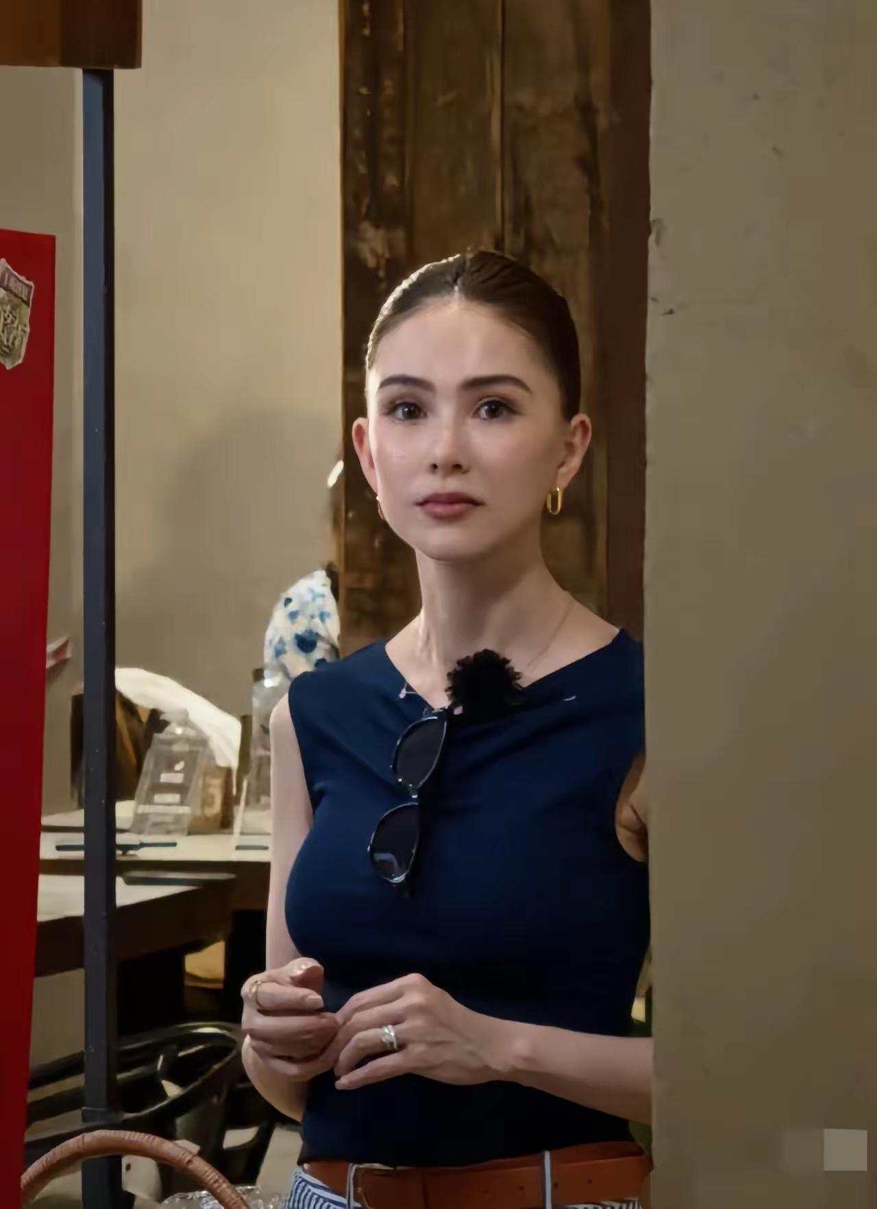 昆凌这个角度看，好像年轻时的姑姑李若彤啊！