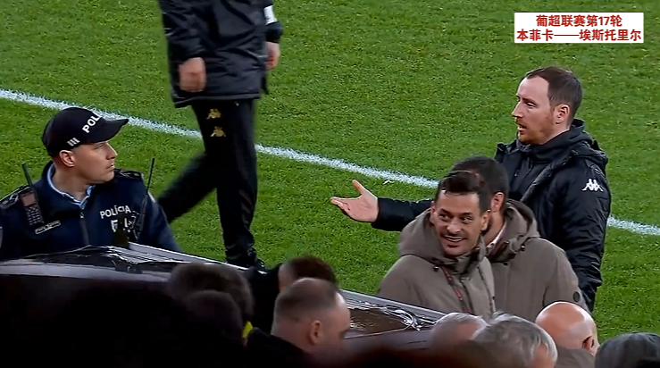【穆帅笔记】穆里尼奥赛后跑了，对手主帅沮丧的大叫，还连续摊手表达失望之情。据悉，