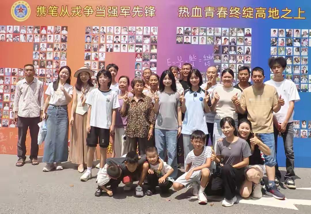 国防科技大学三号院校门前面，一支送学的队伍把不少学生和家长都看愣了。不是一辆车的