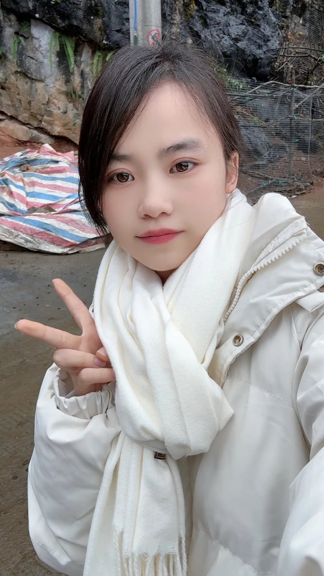 “一边怕结婚，一边羡慕别人的爱有结果，见过婚后幸福的，也见过婚内不幸的...