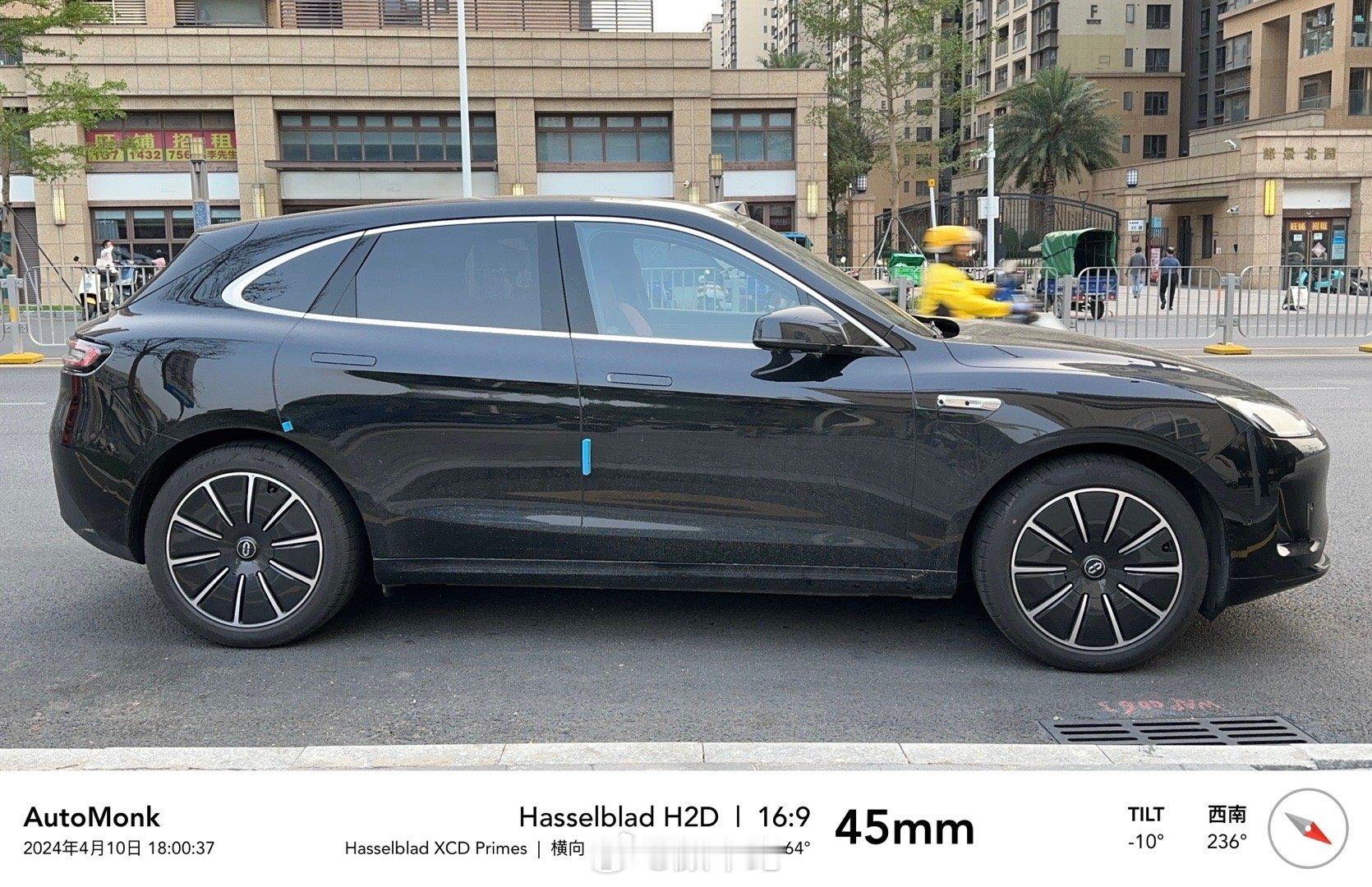 新款问界M5的这款低滚阻轮圈设计有意思，为了提升续航表现，设计了一个几乎将轮圈封