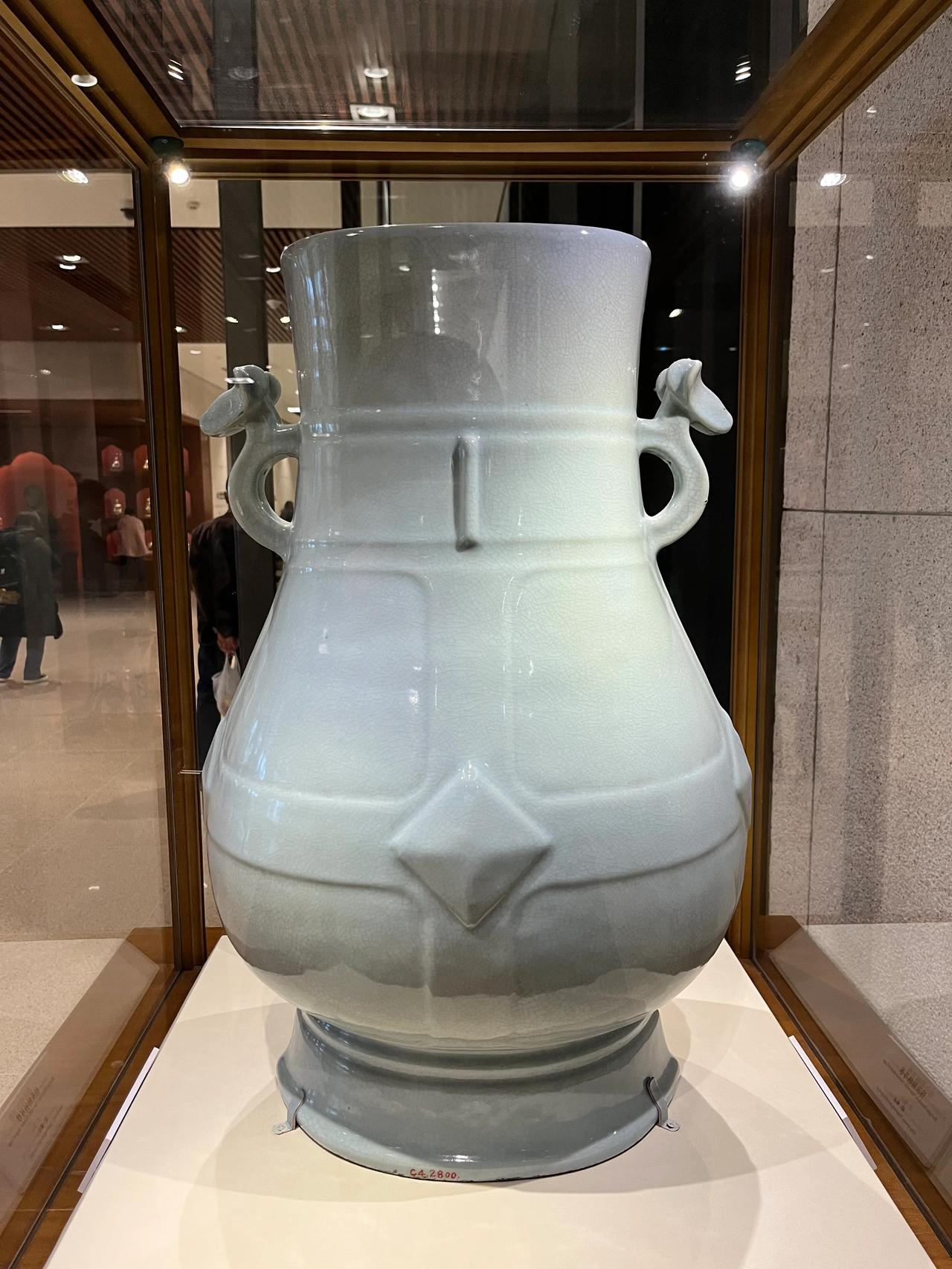 仿汝釉牺耳尊  雍正
仿官窑贯耳六方尊  雍正
仿汝窑象耳尊  乾隆