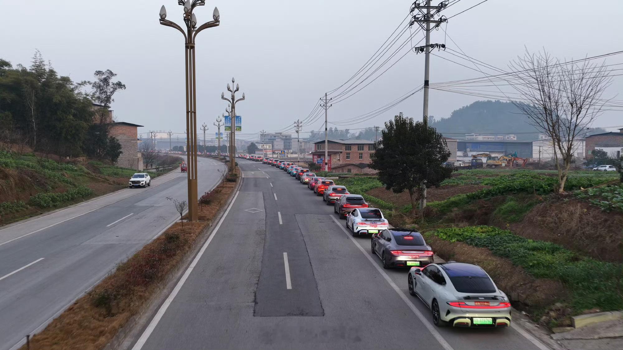 200名车友为爱发车跨城接亲 四川达州这场婚礼，让我第一次这么直观地感受到热爱的