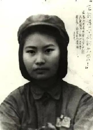 1950年，19岁的丁佑君被土匪抓住，土匪看她年纪轻、皮肤白净，扒掉她的衣服，沿