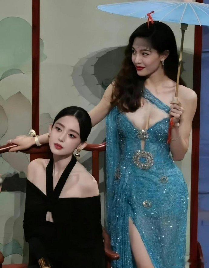 钟楚曦的衣服是不是快要掉了…… 
