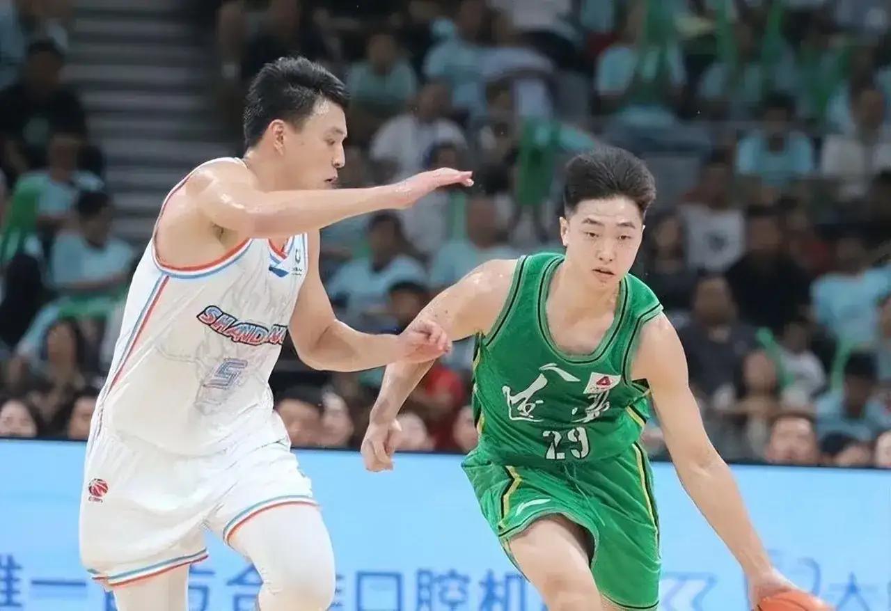 辽篮小将张峻豪和黄秋实在西班牙都找到了工作，有球可打了。
首先，恭喜他们俩，毕竟