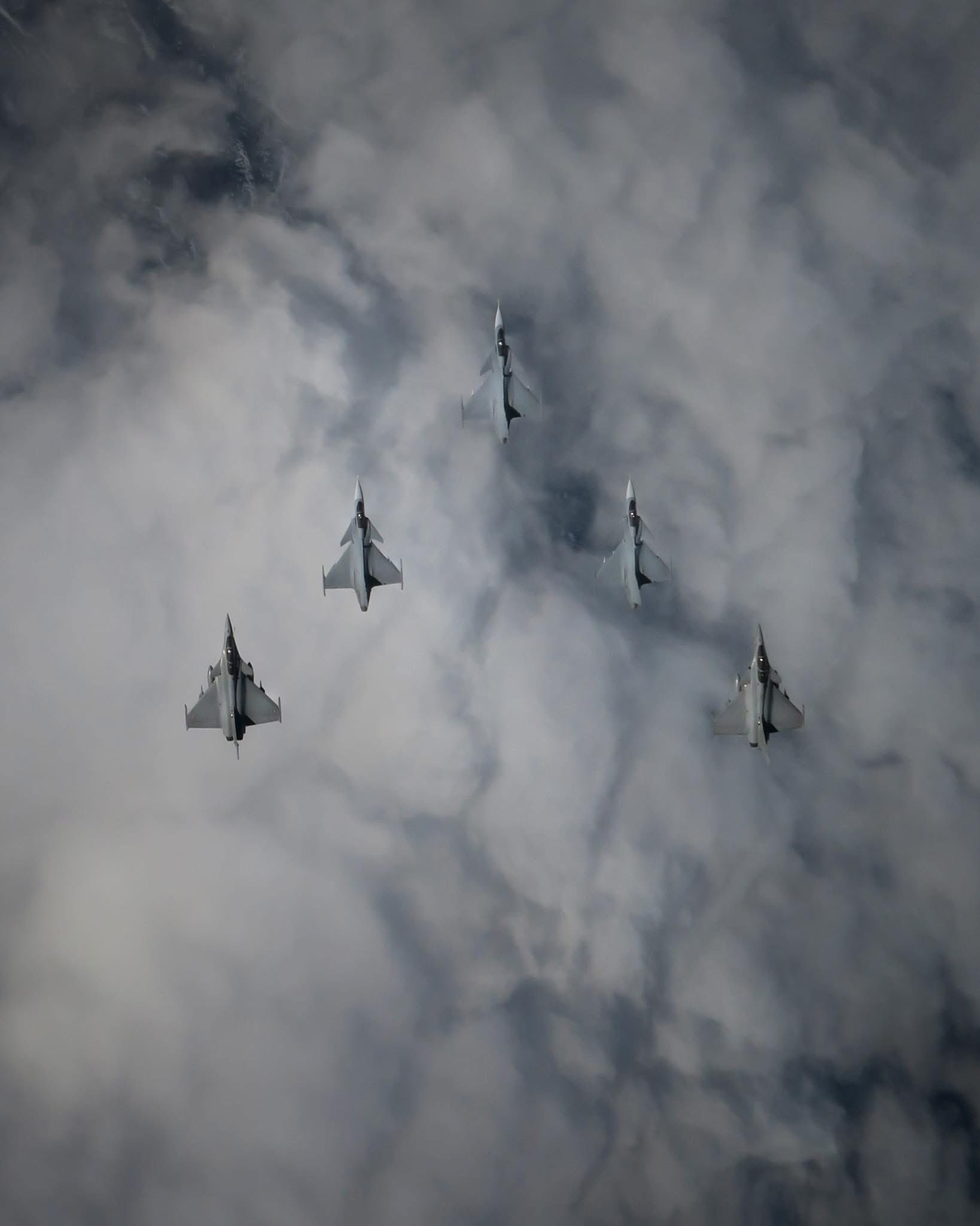 近日，法空军某部航空兵与兄弟部队展开实战化协同训练，重点演练空地协同、战术机动等