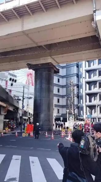 日本的“耻辱柱”自己从地下长出来了。3月11号，日本举国上下正忙着祭奠大地震15