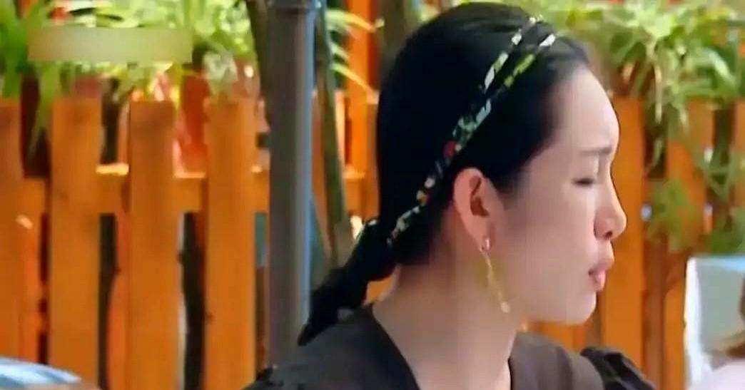 王新军这人在外头没她。

秦海璐在外头，戏份被抢，她直接穿着最漂亮的裙子，从剧院