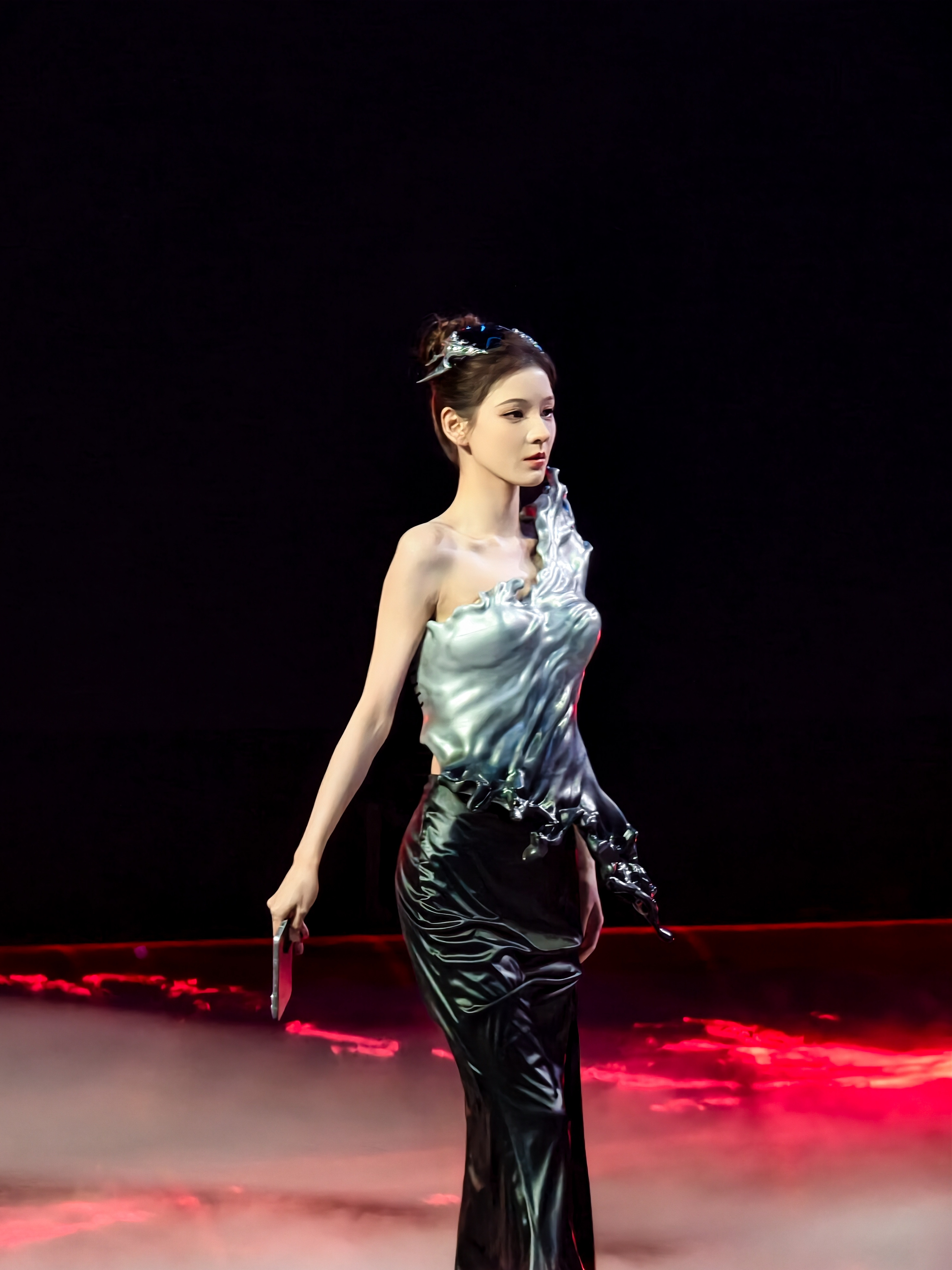 荣耀WIN发布会现场拍了几张张予曦，你们看看拍的怎么样？你们知道张予曦手里这个荣