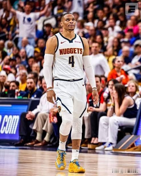 NBA：布劳恩拒绝给威少让出球衣号码——是腕儿不够大吗？
据掘金记者Harris