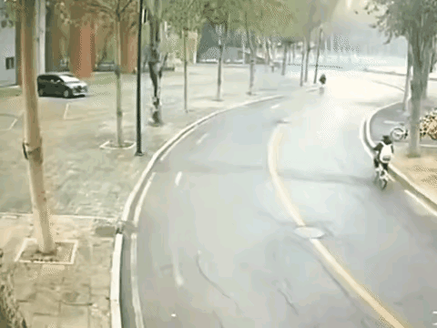 骑车女子摔倒和黑车出现有关系吗？我看了几遍也没看出来原因，大家看出来了吗？