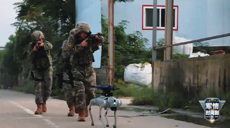 【硬核！机器狗扛枪冲锋，与侦察兵协同“猎杀”】  

演兵场惊现未来战士！近日，