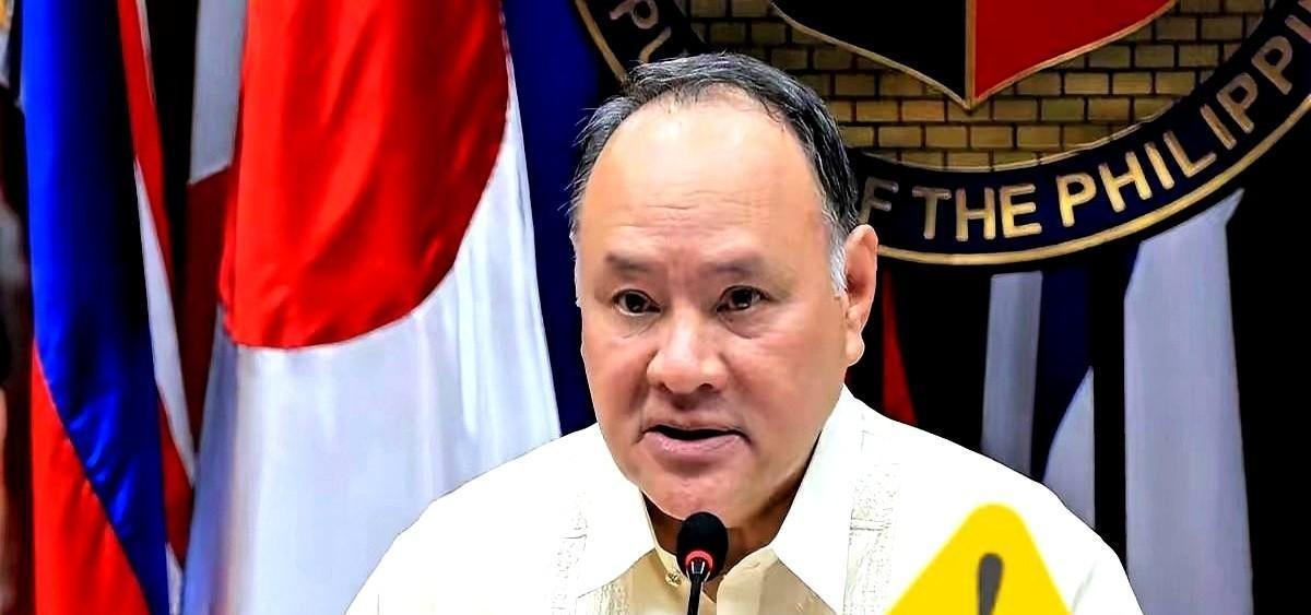 菲律宾彻底“秒怂”了！之前跳得有几米高、整天对着镜头放狠话的那位邻居防长，这两天