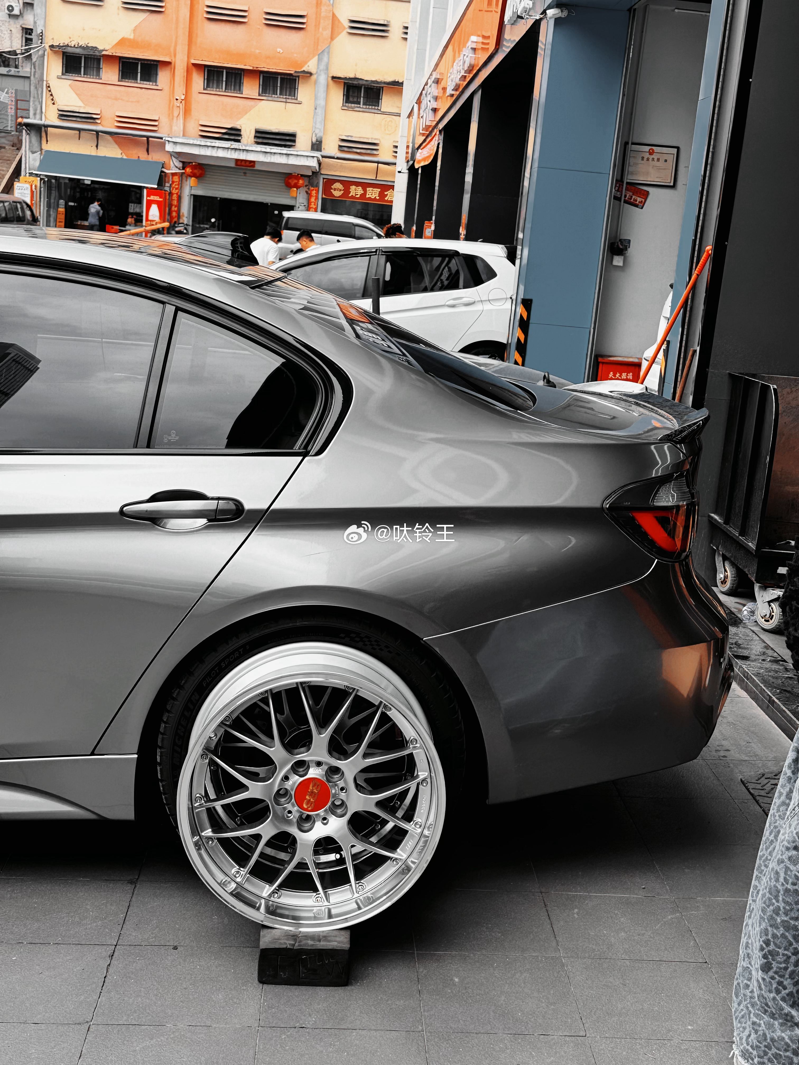 趁着周末、万里无云，老哥来挑选新轮毂啦，在线等这款BBS RSGT搭配 宝马3系