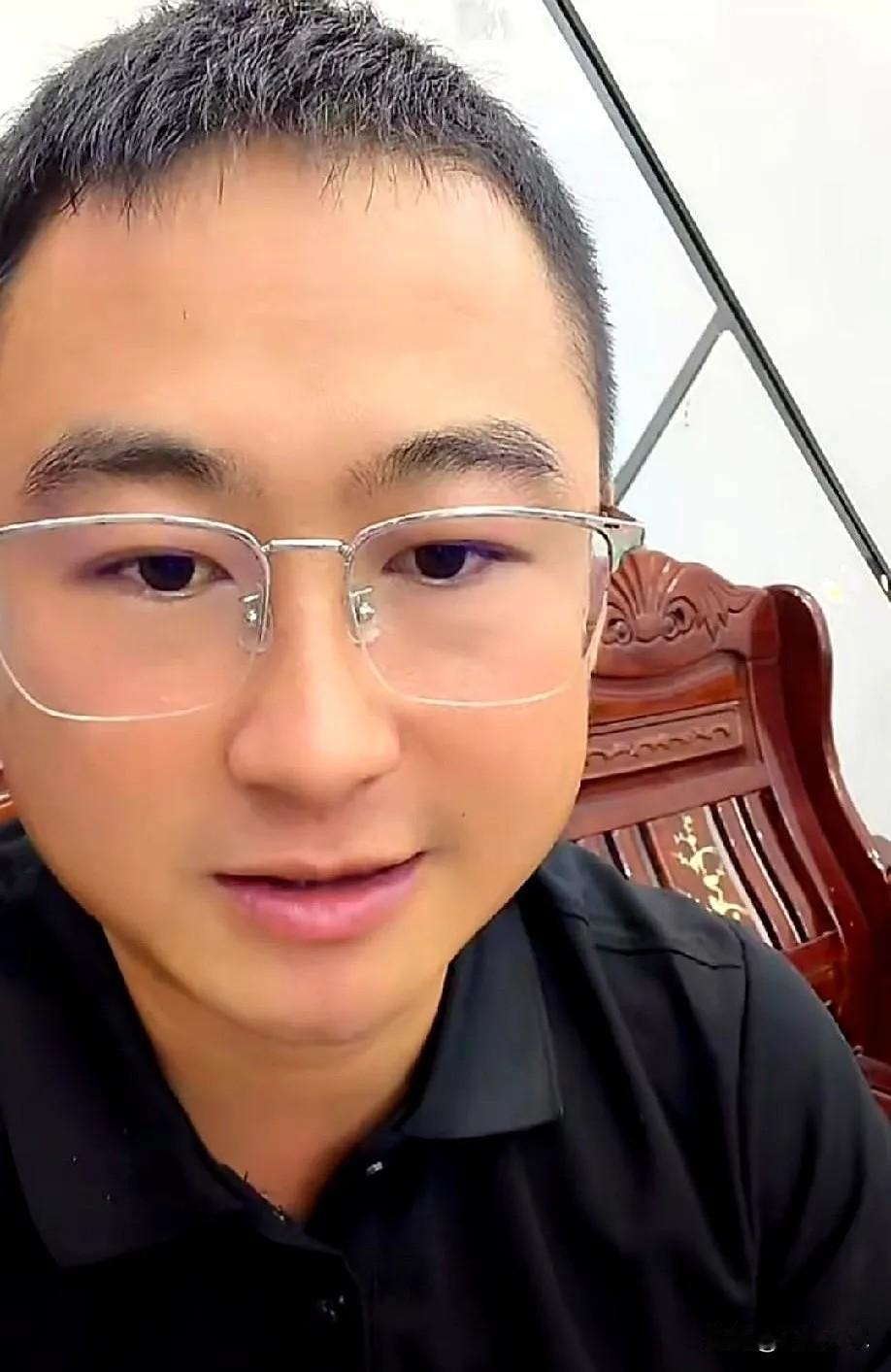 阿彪昨天在直播的时候提到自己已经离婚了。

全怪他自己。

前妻没有什么问题，其