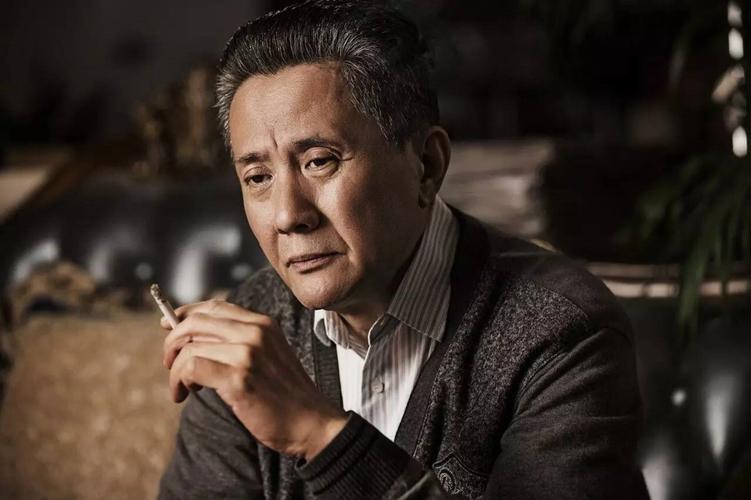 我觉得《人民的名义》里的省三高育良是个相当不错的人物，他温文尔雅，身居高位对谁都