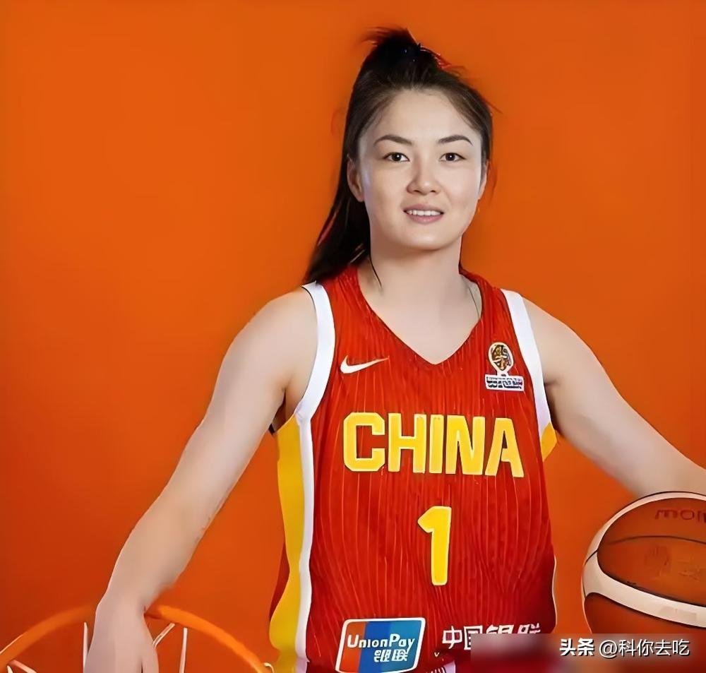 郑薇回归首秀，被读秒绝杀，就离谱。
前国家队主帅，带着世界杯亚军的光环，回来给