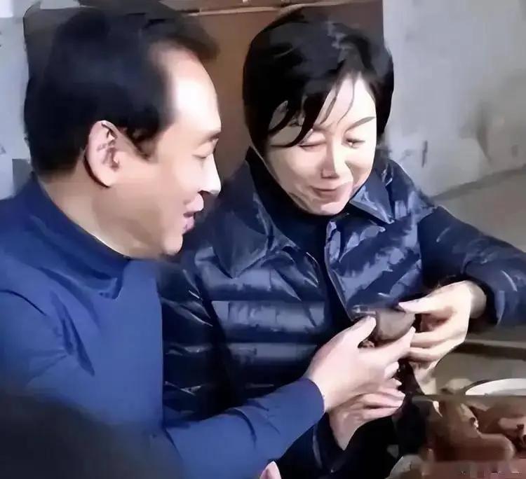 许家印今天出庭受审，已经多年没见面远在伦敦的丁玉梅看到许家印满头白发的样子内心肯