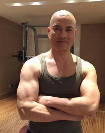 你们都知道吕良伟帅，吕良伟年轻似小伙子，那你们可知道他可是有肱二头肌的，一看就是