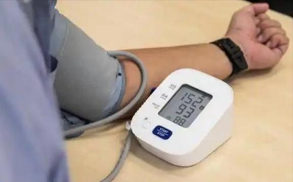 高温天气，医生苦劝高血压患者：宁可吹吹空调，也别频繁做5件事

每年的夏天，对于