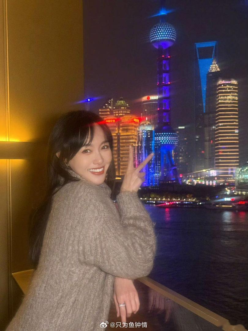 唐嫣晒爱情没有神话手写台词 被唐嫣漂亮的手写字体圈粉了。简单的文字道尽成长真谛，