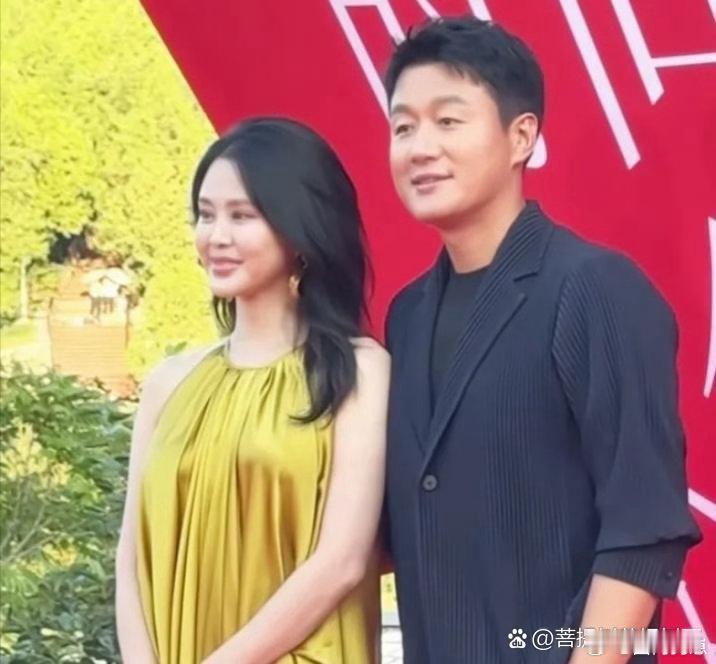 佟大为和关悦相伴多年，二人风雨同舟彼此相守，日常相处恩爱和睦，每一张合影都留存着