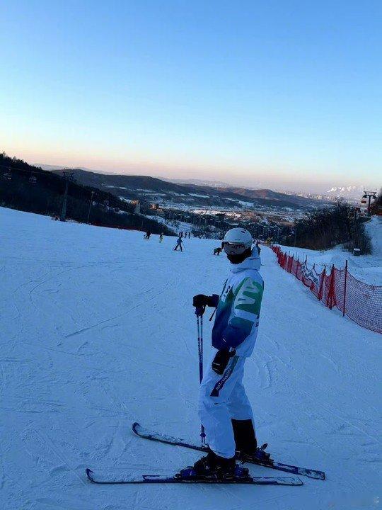 白敬亭滑雪照白敬亭滑雪晒照 滑双板小白 