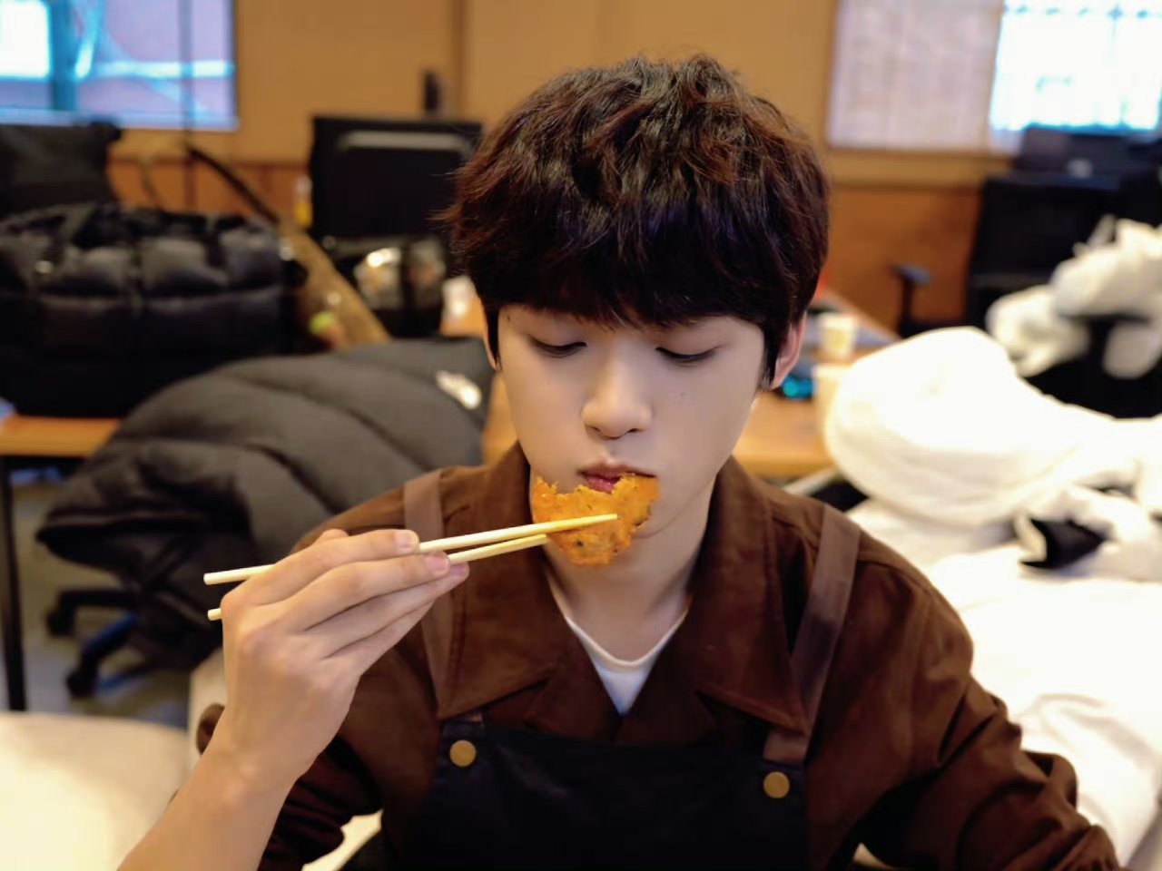 梓渝济州岛vlog梓渝 济州岛分享了美食，感叹下梓渝怎么可以这么帅啊啊啊啊啊 