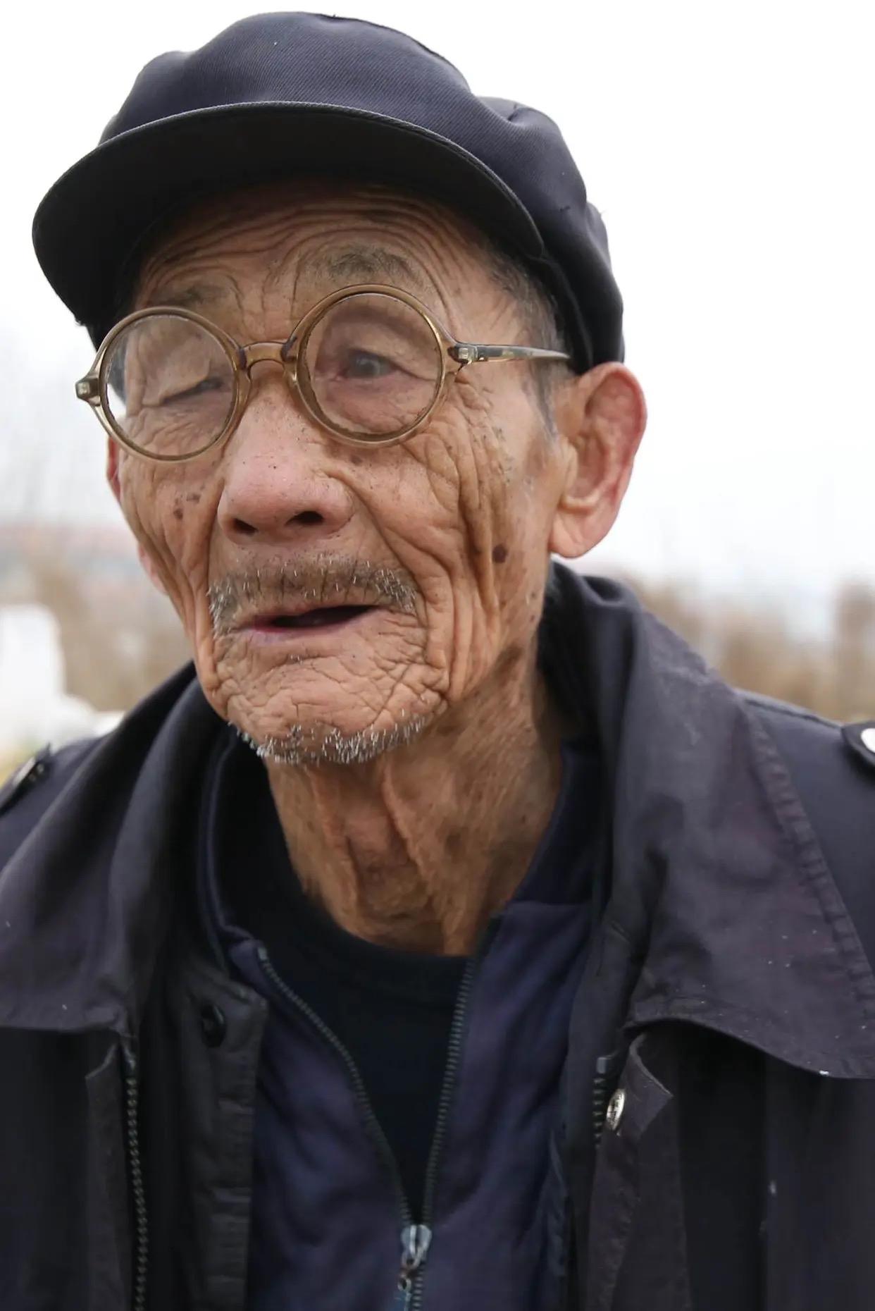 爷爷每多活一天，就能为家里带来7.03元的收入。

爷爷今年85岁了，每个月能领