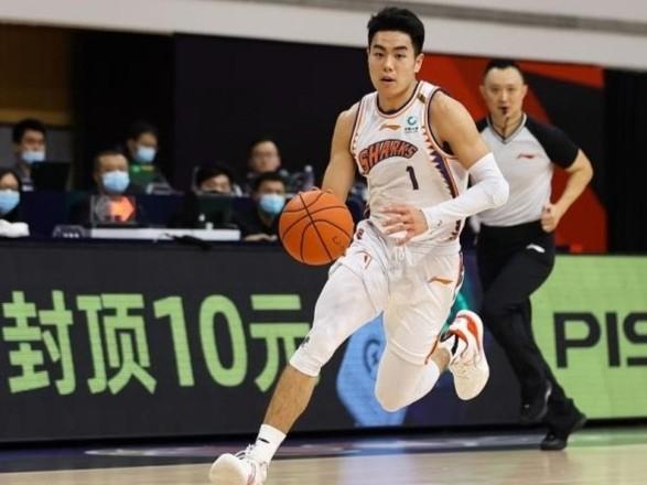 CBA最新消息：据篮球解说员陈正昊发文称：上海队现在阵容搭配空间巨大，比赛中的调