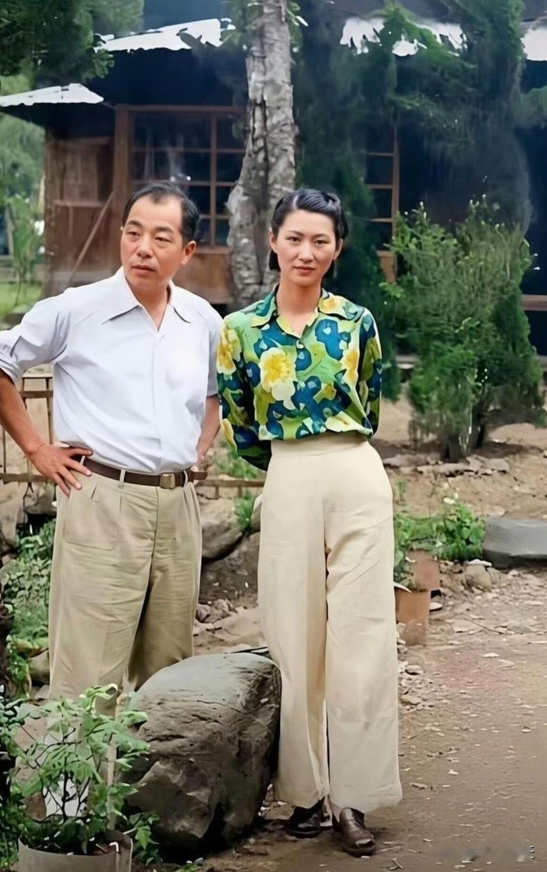 1933年，张学良在伦敦跟于凤至和长女合了影，他女儿长得忒好看！ ​​​