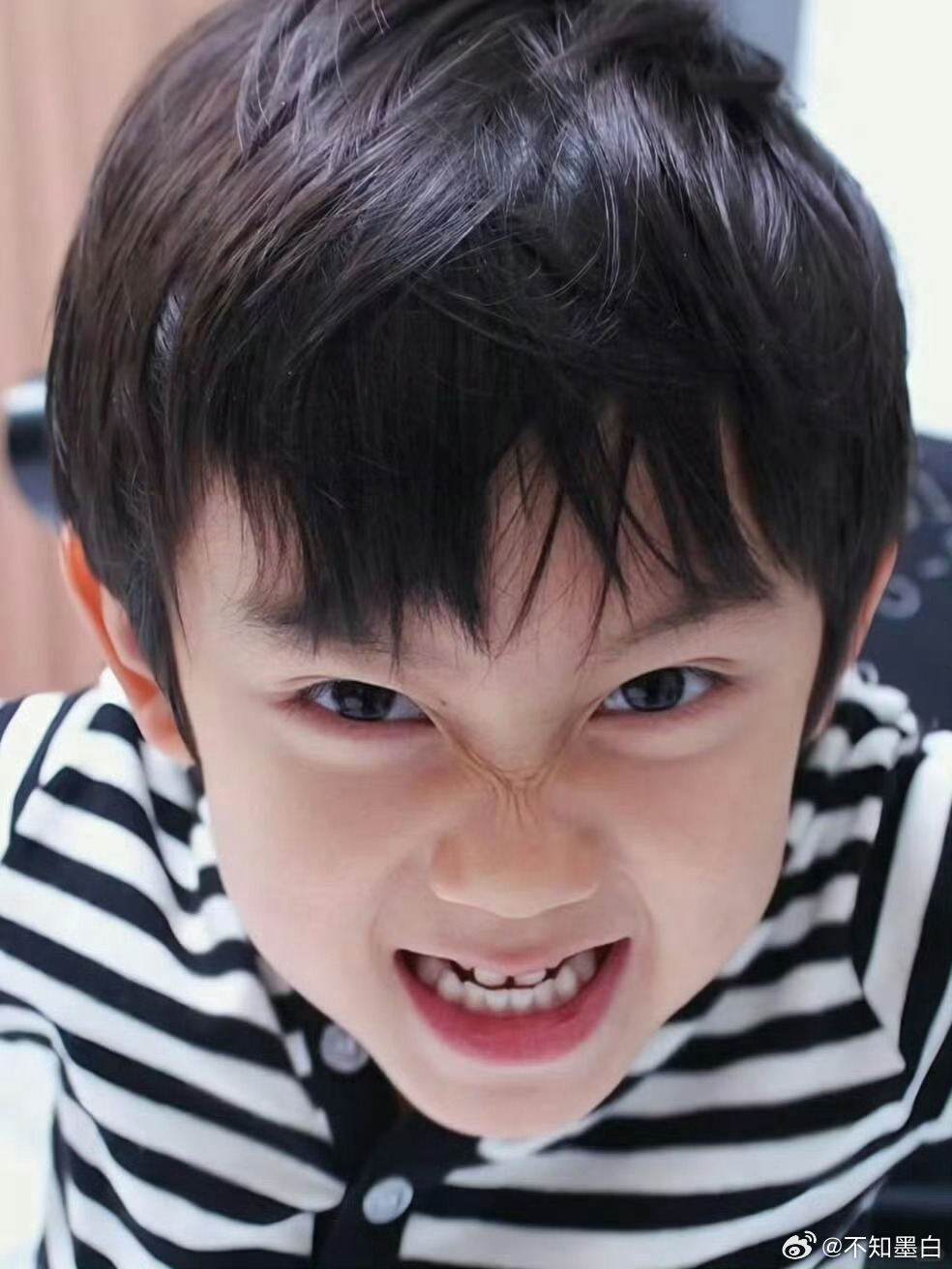 就这个林沐然萌不愧是05后 居然有100张高清童年萌照 这林沐然咋这么萌呢？眼睛