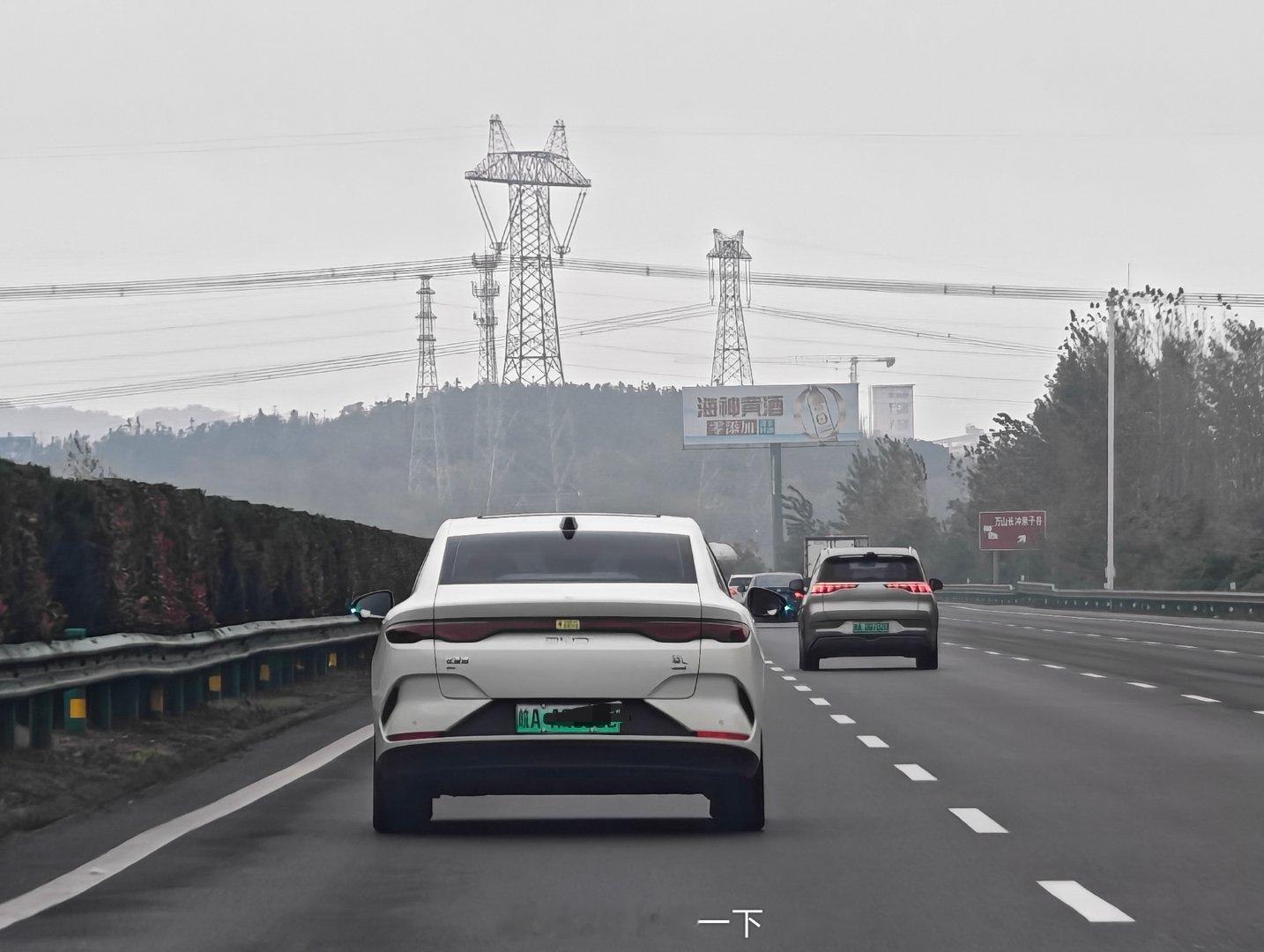 今天跑高速，还看到了两辆比亚迪（秦L EV和元up）使用了高速领航，智驾小蓝灯在