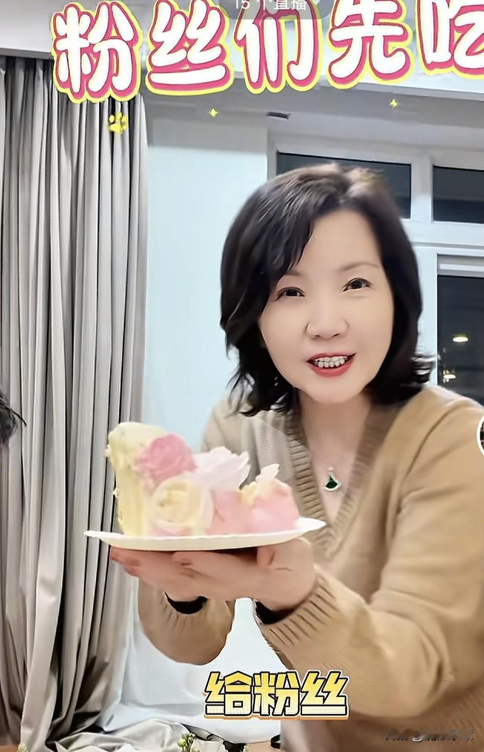 知名沪剧演员茅善玉过生日，好友毛猛达、张小玲夫妇、胡雪桦为其庆生。
原来1月10