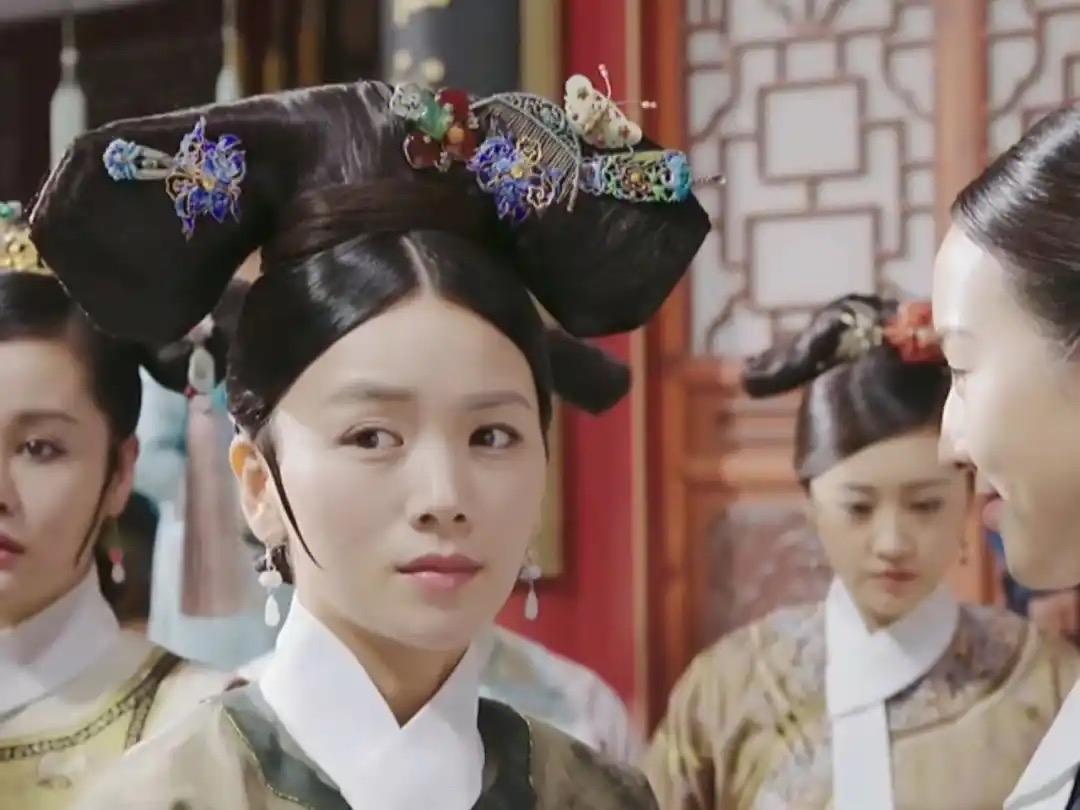1794年，78岁的婉嫔陈氏颤颤巍巍地跪在地上，听太监宣读圣旨：  “婉嫔陪伴朕