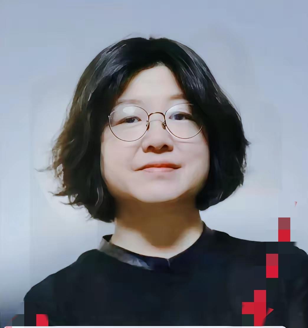 清华美院新任院长吴琼
生于1977年4月，满族女性，拥有博士学位，是教授、硕士生