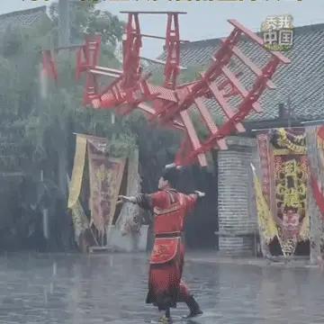 “上新华社了！”河南万岁山景区，雨哗哗的下，游客们都以为表演要取消了，不料，锣鼓