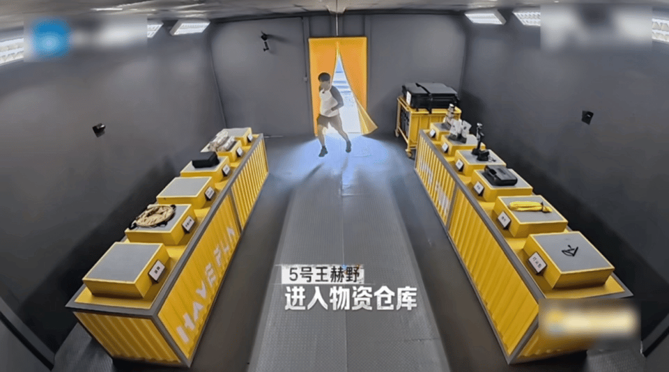 要不给王赫野报工伤吧徐志胜听到动静问“什么动静”，镜头切过去正是王赫野刚摔完站起