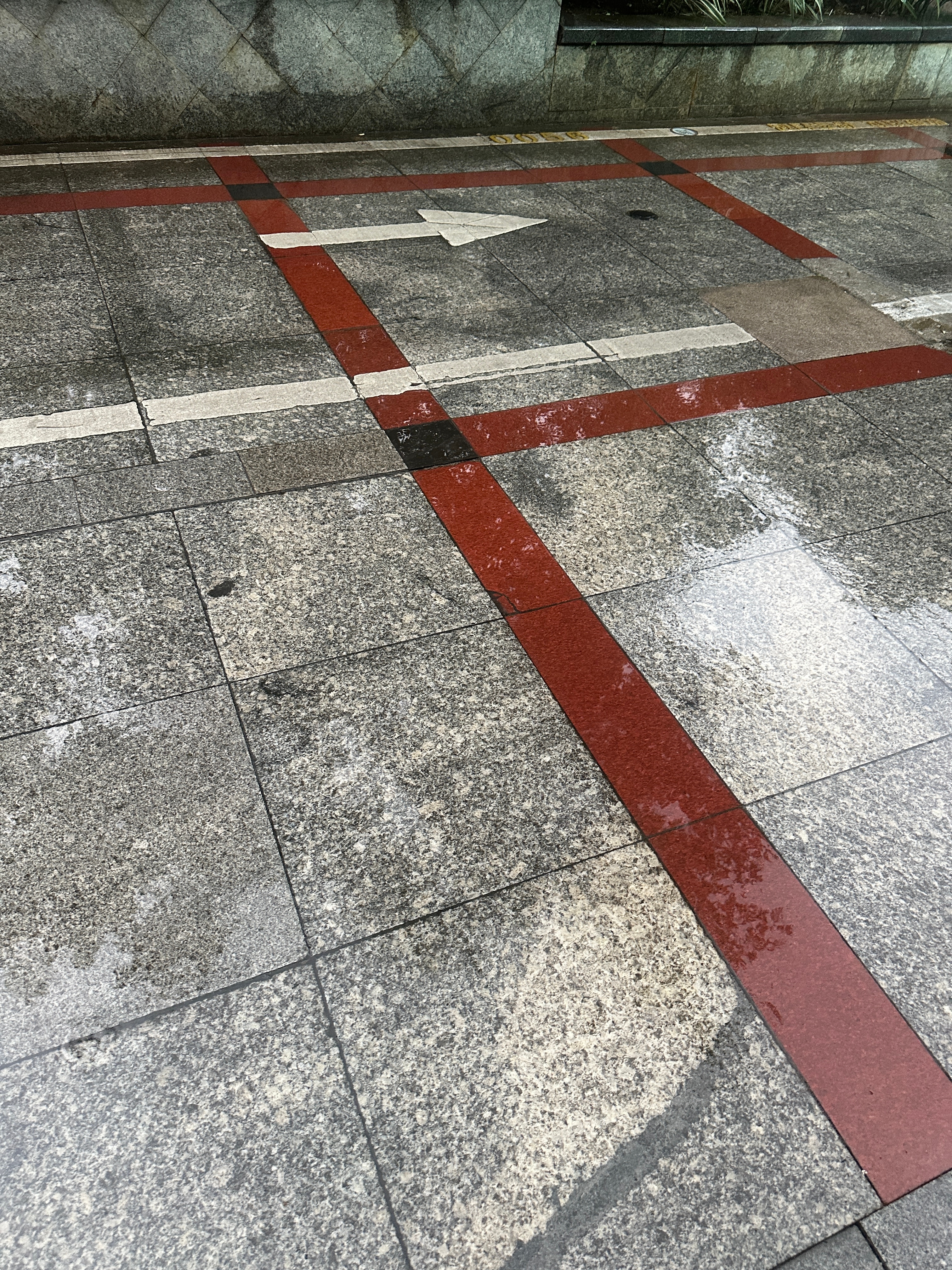 我们这又跟横店同步下雨了